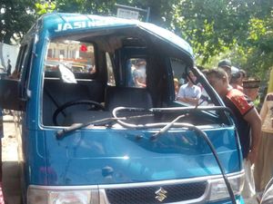 Angkot Sarat Penumpang di Bogor Terbalik setelah Tabrak Motor, 3 Orang Tewas