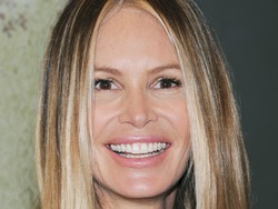 Elle MacPherson Cantik di Usia 50an Berkat Selfie & Sunblock