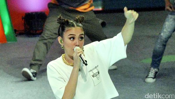 Gaya Agnez MO dengan Boots Hitam Selutut