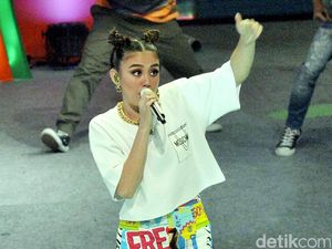 Gaya Agnez MO dengan Boots Hitam Selutut Gaya Agnez MO dengan Boots Hitam Selutut