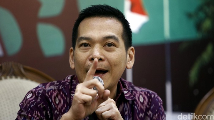 Diskusi Kesiapan Bahan Pokok Jelang Ramadan Wakil Ketua Komisi IV Daniel Johan bareng Direktur Eksekutif INDEF Enny Sri Hartati dan Pengamat Ekonomi Politik Ichsanuddin Noorsy menjadi pembicara dalam dialektika demokrasi dengan topik Monopoli dan Stabilitas Harga Jelang Ramadhan 1437H di Media Center, Gedung Parlemen Senayan, Jakarta, Kamis (02/06/2016).Diskusi tersebut membahas bagaimana kesiapan pemerintah terkait ketersediaan dan kestabilan harga materi pangan pokok jelang Ramadhan sampai Idul Fitri 2016.