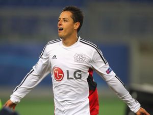 Jatuh dari Tangga, Chicharito Absen Dua Pekan