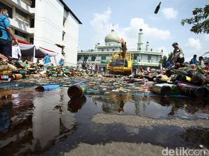 Polres Jaksel Musnahkan Puluhan Ribu Botol Miras Polres Jaksel Musnahkan Puluhan Ribu Botol Miras