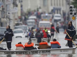 Paris Terendam Banjir, Seorang Nenek 86 Tahun Tewas