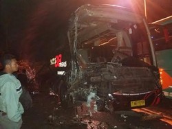 Bus Rombongan Siswa SD Tabrak Fuso, 2 Orang Tewas dan 4 Luka