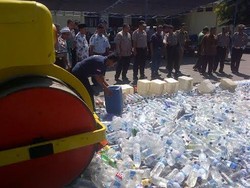 Ribuan Botol Miras Dimusnahkan Jelang Ramadan