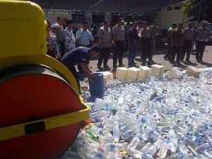 Ribuan Botol Miras Dimusnahkan Jelang Ramadan Ribuan Botol Miras Dimusnahkan Jelang Ramadan