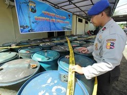52 Drum Solar Hasil Kencing di Laut Diamankan