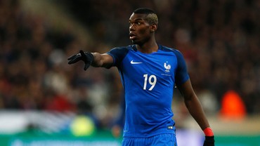 Prancis dalam Balutan Jersey Biru Elegan Prancis dalam Balutan Jersey Biru Elegan