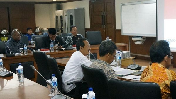 Ketua DPD RI Irman Gusman (senator asal Sumatera Barat) menerima audiensi Direktur Utama PT Bank Mandiri Tbk Kartika Wirjoatmodjo bersama wakil direkt