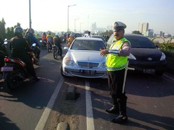 Ada Mercy Mogok di Flyover Pesing Arah Cengkareng, Lalin Tersendat