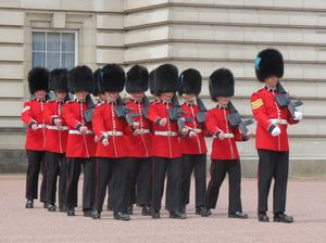 Berdiri Sembarangan, Turis Ditabrak Penjaga Kastil Inggris