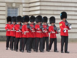 Menonton Pergantian Pasukan Istana Buckingham