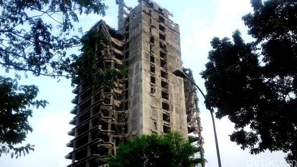 Gedung Tua di Bintaro Roboh