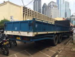 Penampakan Truk Tronton Alat Demo Panggung Rakyat yang Diamankan Polisi