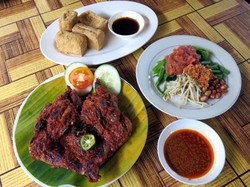 Taliwang H. Moerad: Pedas Menyengat Ayam Taliwang Legendaris Khas Sasak