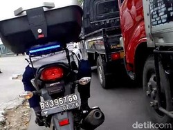 Duh! Anggota Dishub DKI ini Naik Motor dengan Pelat Nomor Kedaluwarsa