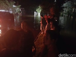 Tanggul Jebol Pantai Mutiara Karena Air Pasang dan Tanah Tergerus Air Laut