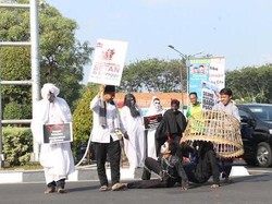 Gelar Teatrikal Tangkap Setan Sambut Bulan Ramadan