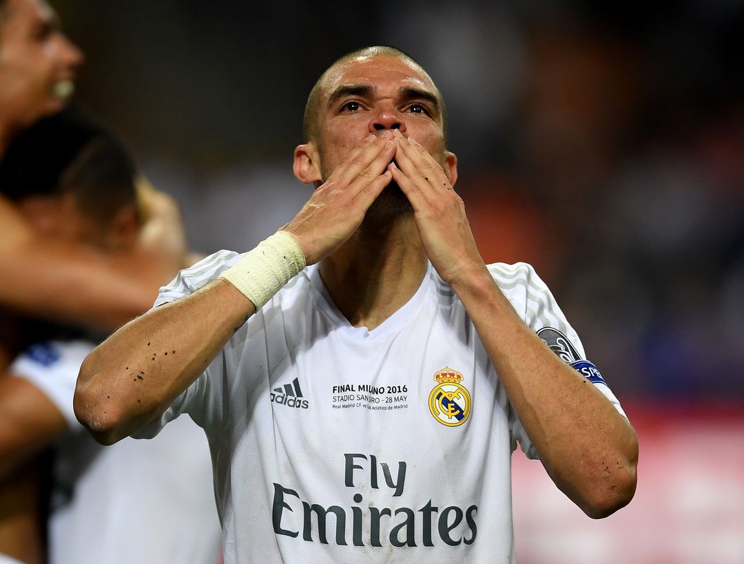 MILAN, ITALY - MAY 28:  Pepe of Real Madrid blows kisses to the fans during the UEFA Champions League Final match between Real Madrid and Club Atletico de Madrid at Stadio Giuseppe Meazza on May 28, 2016 in Milan, Italy.  (Photo by Laurence Griffiths/Getty Images)