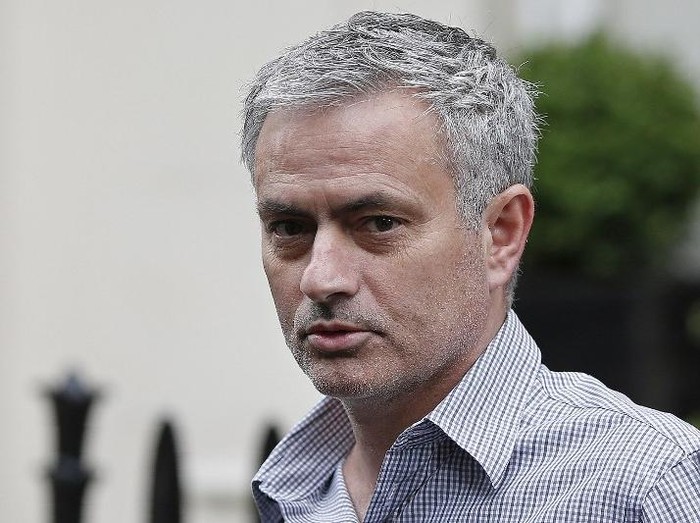Jose Mourinho leaves his home in central London on May 25, 2016.
Manchester United were locked in a second day of talks with Jose Mourinhos agents on Wednesday, hammering out a deal to sweep the controversial Portuguese boss into Old Trafford. / AFP PHOTO / ADRIAN DENNIS
