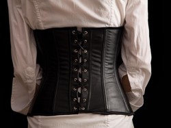 Sederet Selebriti Dunia yang Pakai Korset Seperti Bella Shofie