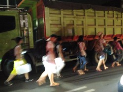 Bawa Tas, Warga Berbondong-bondong Mengungsi dari Perumahan Pantai Mutiara