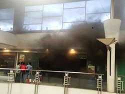 Cerobong Asap di Dua Restoran PTC Terbakar, Asap Hitam Pekat Mengepul
