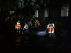 10 Unit Damkar Masuk ke Perumahan Pantai Mutiara, Mulai Sedot Air Laut