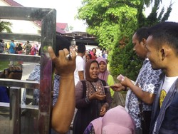 Jelang Ramadan, Wagub Aceh Muzakir Manaf Bagikan Uang Sedekah ke Ratusan Warga