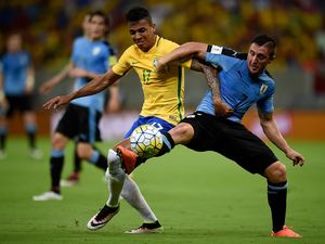 Giliran Luiz Gustavo Mundur dari Timnas Brasil Giliran Luiz Gustavo Mundur dari Timnas Brasil