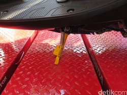 Motor Gak Boleh Pakai Standar Samping Lama-lama saat Parkir, Ini Alasannya