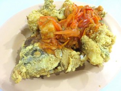 Enaknya Menyantap Gurame Goreng Saus Asam Manis di Tempat Ini