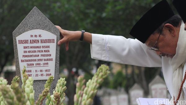 BJ Habibie Ziarah ke Makam Sang Istri