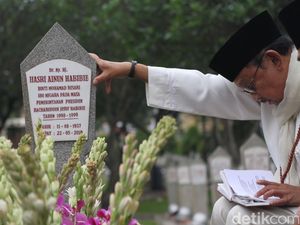 BJ Habibie Terkenang Saat Dukung Ainun Beri ASI pada Anaknya BJ Habibie Terkenang Saat Dukung Ainun Beri ASI pada Anaknya