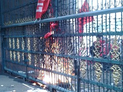 Demonstran Terkait Novel Baswedan Bakar Ban dan Lempar Telur ke Kejagung