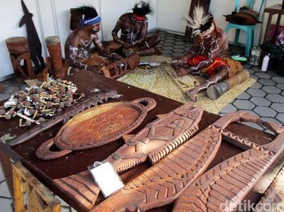 Suku Kamoro Unjuk Keahlian Ukir Kayu