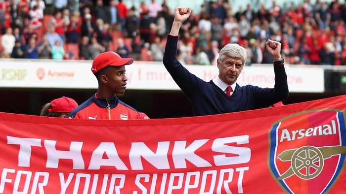 Peter Schmeichel: Jangan Buru-Buru Pergi dari Inggris, Wenger