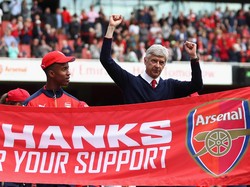 Peter Schmeichel: Jangan Buru-Buru Pergi dari Inggris, Wenger