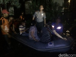 Tanggul Jebol, Begini Suasana Evakuasi Warga Perumahan Pantai Mutiara