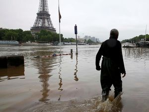 Paris Dilanda Banjir, Museum Louvre Ditutup
