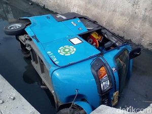 Gara-gara Hindari Macet, Bajaj Nyemplung di Selokan Rawamangun