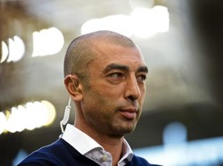Roberto Di Matteo dipecat pada November 2012, enam bulan setelah membawa Chelsea menjuarai Liga Champions. Sempat dipermanenkan, ia tetap disingkirkan pada akhirnya. (Foto: AFP/SASCHA SCHUERMANN)