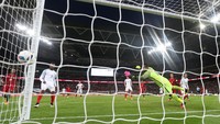Satu-satunya gol dalam laga itu lahir melalui tandukan Chris Smalling. Reuters/Matthew Childs.