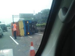 Truk Bermuatan Ayam Terguling di KM 23 Tol Jagorawi Arah Jakarta