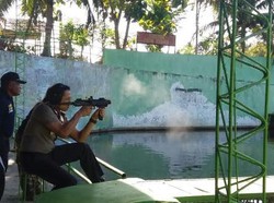 Polisi Dilatih Menembak Hadapi Kriminal Jalanan