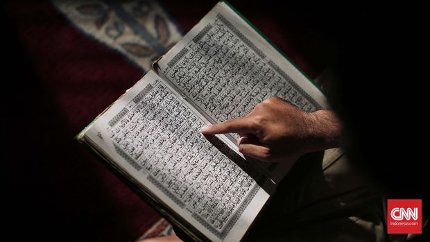 Seorang jamaah membaca Al Quran di Masjid Cut Mutia, Jakarta. CNN Indonesia/Safir Makki