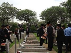 Peringati HUT ke-489 Jakarta,  Ahok dan Djarot Ziarah ke Taman Makam Pahlawan