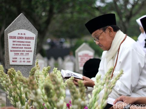 Kenangan Masa  Kecil  BJ Habibie Berhenti Nangis Setelah 