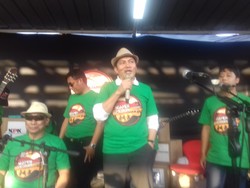 Saut Situmorang Nyanyi Bareng Pancaran Sinar Petromaks di Stasiun Bogor